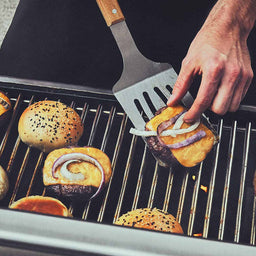 Image 35813407064379 Grillszene Burger auf dem Grillrost wenden_943614_943615_943616_944276_945853_945854