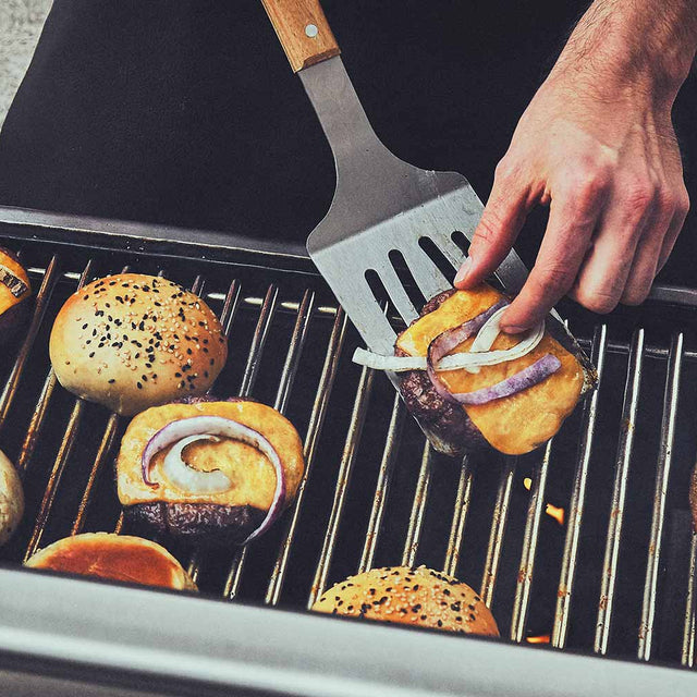 Grillszene Burger auf dem Grillrost wenden_943614_943615_943616_944276_945853_945854 Grillszene Burger auf dem Grillrost wenden_943614_943615_943616_944276_945853_945854