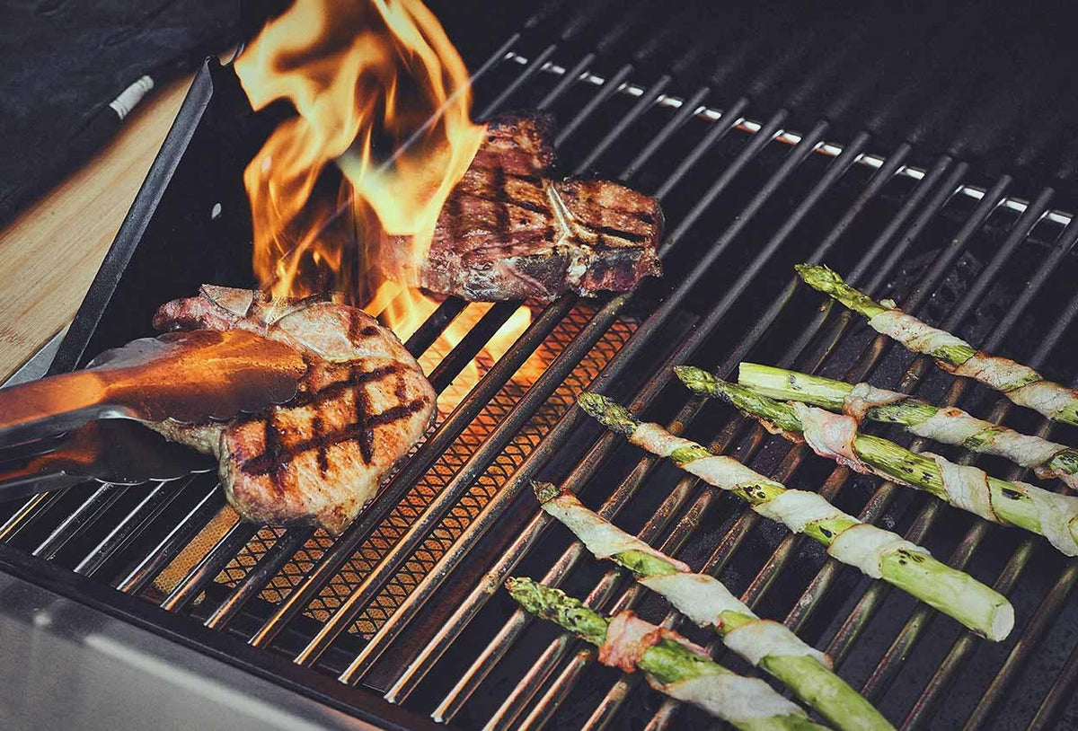 Fleisch und Gemüse werden auf den Edelstahl Grillrosten zubereitet Fleisch und Gemüse werden auf den Edelstahl Grillrosten zubereitet