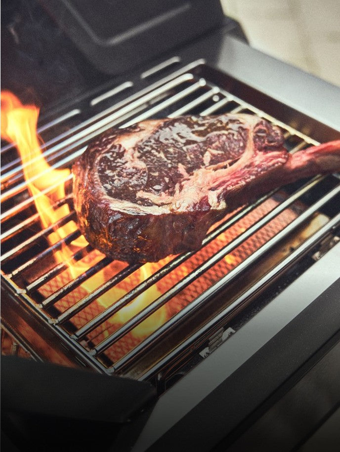 Tomahawk Steak wird auf Keramik-Seitenbrenner des EARL Gasgrills gegrillt