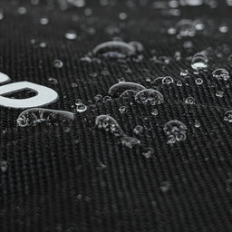 Image 64586554638709 946373, 946375, 946374, 946786, 946787 Detailaufnahme der wasserabweisenden Oberfläche der GRANT-Abdeckhaube – Wassertropfen perlen sichtbar vom beschichteten Polyestergewebe ab