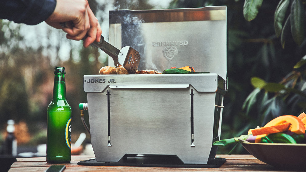 Grillszene mit Campinggrill JONES Jr. Grillszene mit Campinggrill JONES Jr.