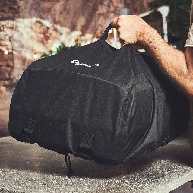 Transport-Tasche wird angehoben Transport-Tasche wird angehoben