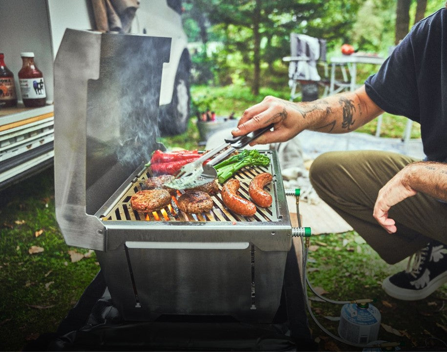 Campinggrill JONES beim BBQ vor Camper-Van