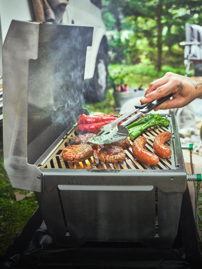 Campinggrill JONES beim BBQ vor Camper-Van