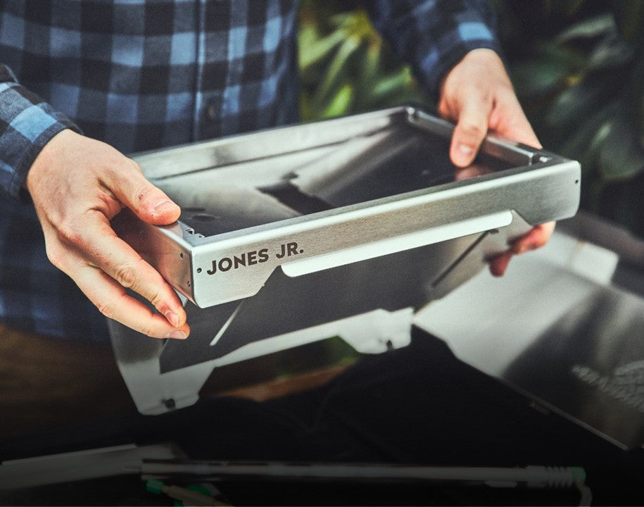 Campinggrill JONES Jr. wird mit den Händen aufgeklappt