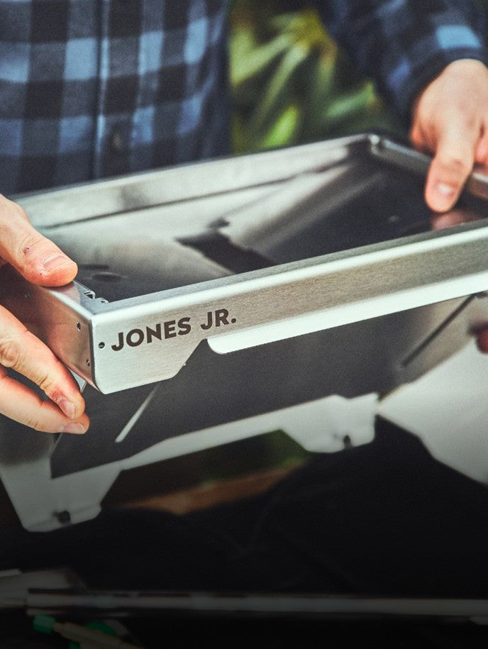 Campinggrill JONES Jr. wird mit den Händen aufgeklappt