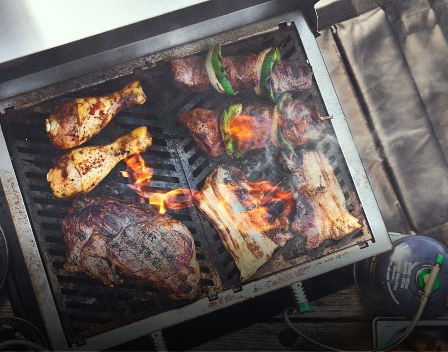 Grillspieße auf Caminggrill JONES, befeuert mit kleiner Gaskartusche