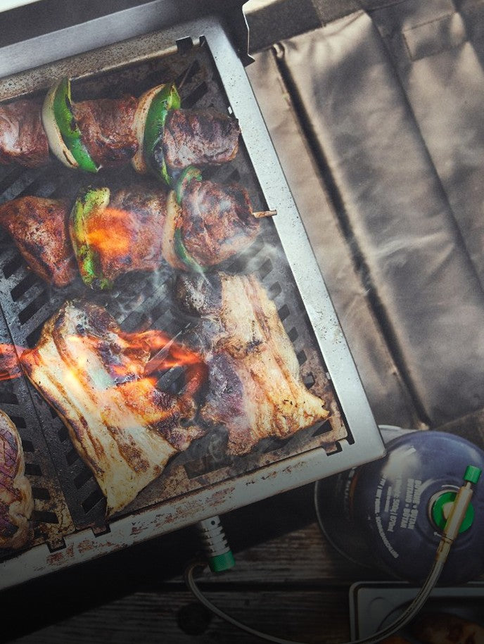 Grillspieße auf Caminggrill JONES, befeuert mit kleiner Gaskartusche