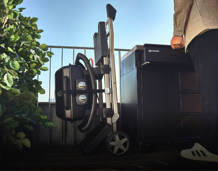 WAYNE Gasgrill verstaut und senkrecht aufgestellt auf mobilem Rollwagen