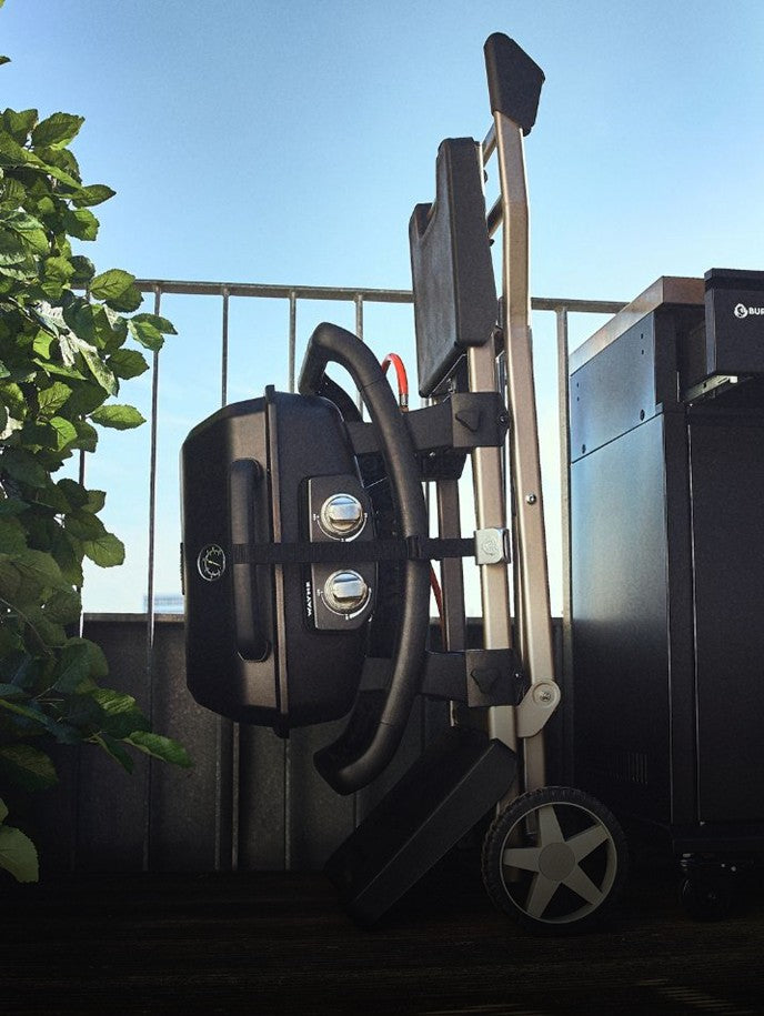 WAYNE Gasgrill verstaut und senkrecht aufgestellt auf mobilem Rollwagen