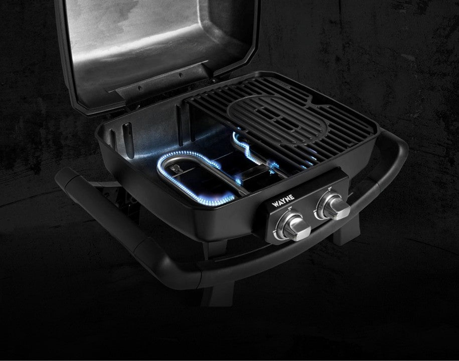 Geöffneter WAYNE Gasgrill mit brennendem O-Brenner