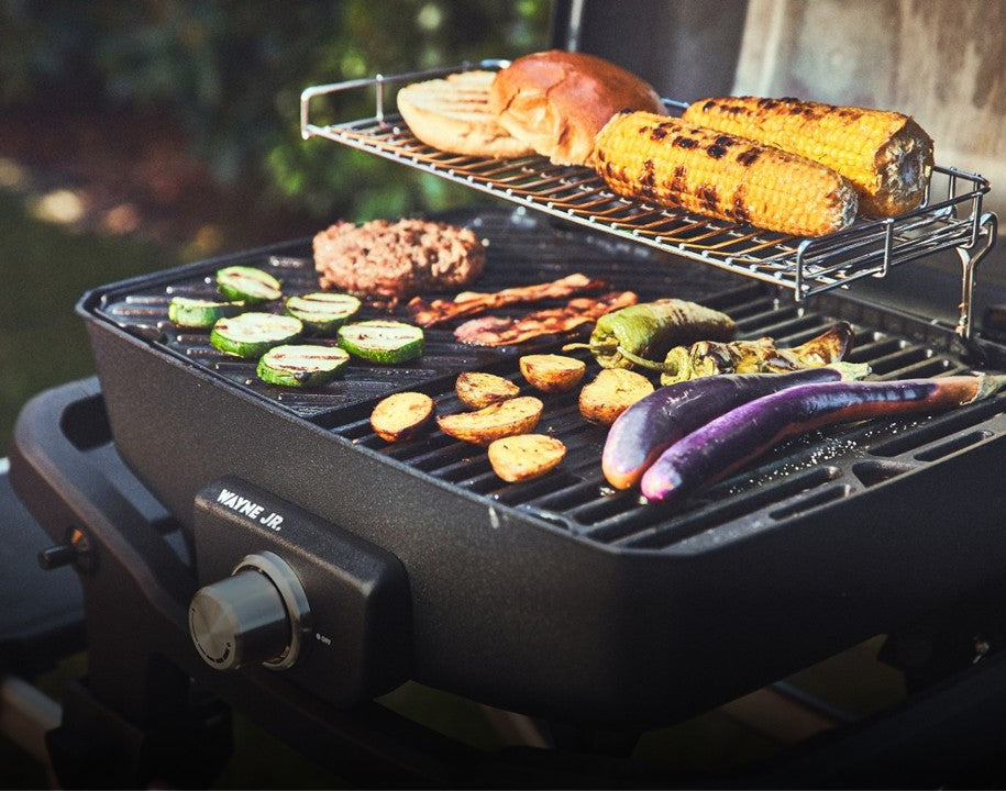 Buntes Grillgut und Gemüse auf WAYNE Jr. Gasgrill mit erhöhtem Warmhalterost