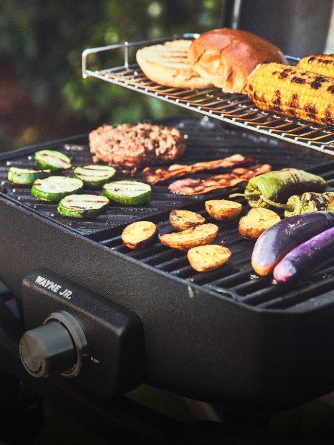 Buntes Grillgut und Gemüse auf WAYNE Jr. Gasgrill mit erhöhtem Warmhalterost