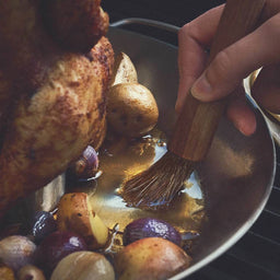 Grillszene Detail Auffangbehälter für Saft und Beilagen