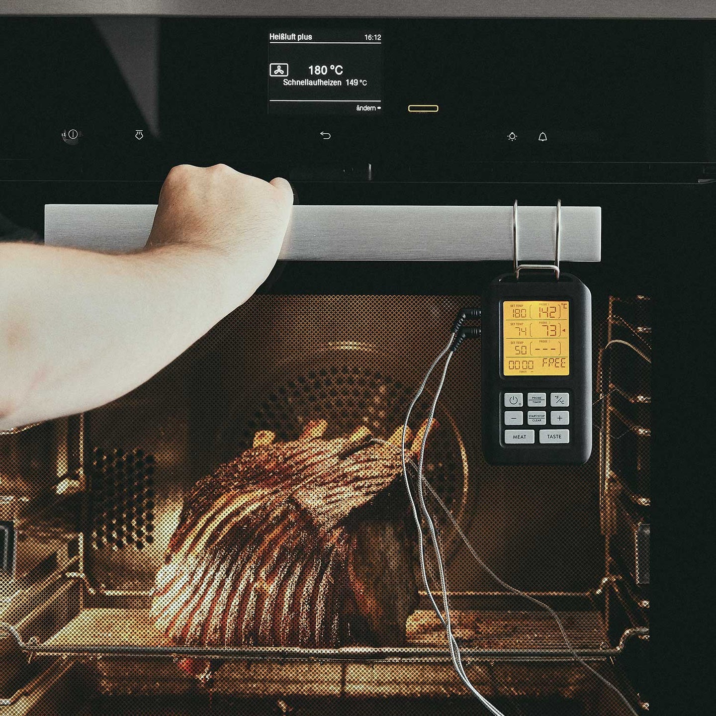 Temperaturermittlung mit dem Grillthermometer für Fleisch im Ofen