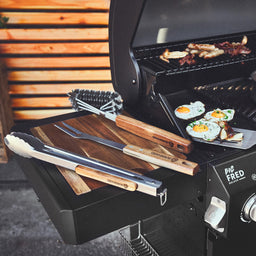 Akazienholz Grillbesteck 4-teiligauf dem Seitentisch am Grill liegend
