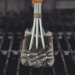 Grillroste mit Grillbürste reinigen