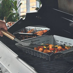 943625_943626 Grillszene Gemüse im Grillkorb wird gewendet
