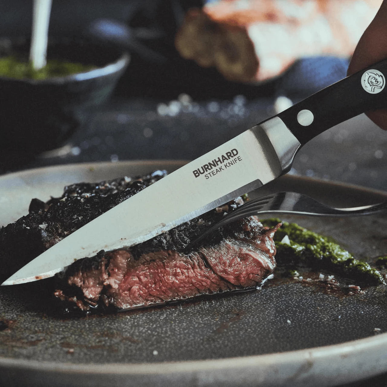 Steak anschneiden mit Steakmesser