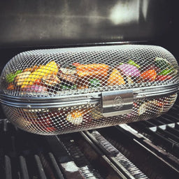 Grillszene Rotisserie Korb mit Gemüse wird gegart_946704_946705_946706