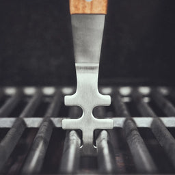 Detail Grillrostheber wird am Grillrost verwendet