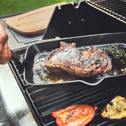 Fleisch wird in Fajita Pfanne auf Grill angebraten