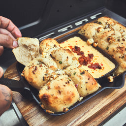 Pizzabrötchen werden aus der Fajita Pfanne entnommen