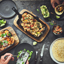 Draufsicht Tischszene mit Fajita Pfanne