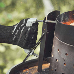 Grillszene mit Grillhandschuhen