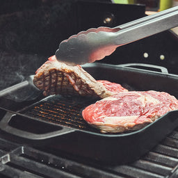 944207_ 944208 Fleisch wird in Grillpfanne auf Grill angebraten