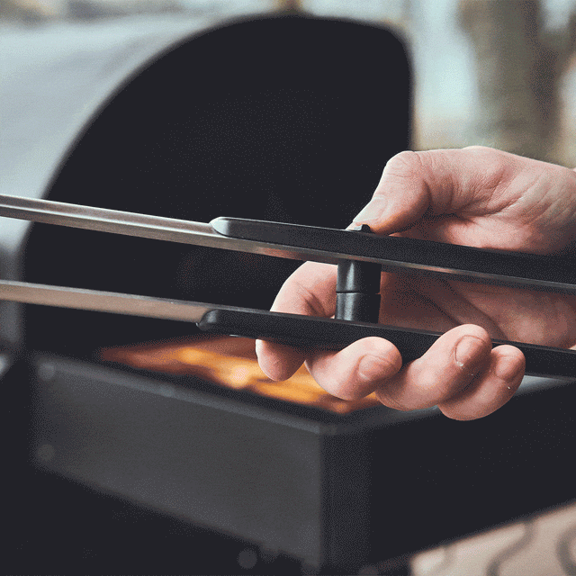 Magnetverschluss der Grillzange wird gelöst