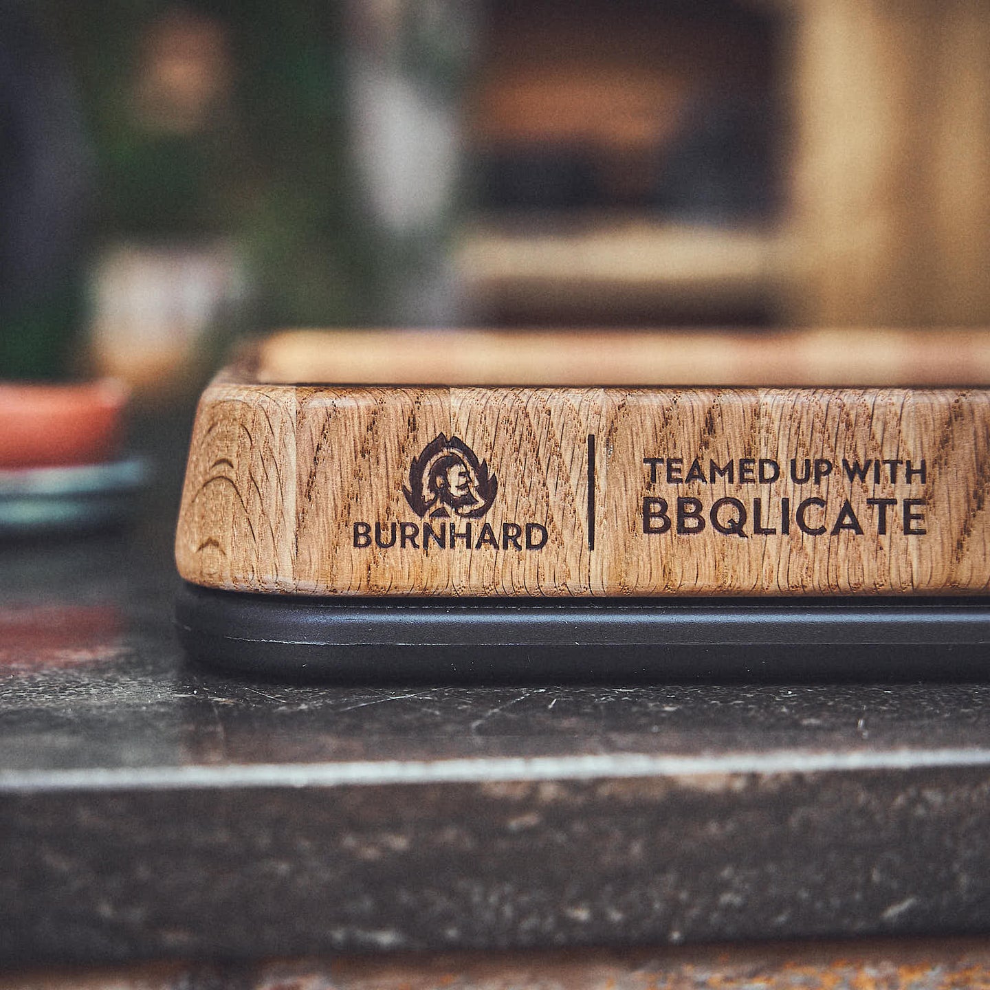 Seitenansicht 2-in-1 Brett mit BURNHARD und BBQlicate Logo