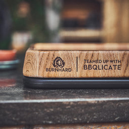 Seitenansicht 2-in-1 Brett mit BURNHARD und BBQlicate Logo