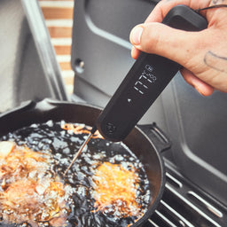 Grillszene Temperaturmessung Frittierfett  mit Einstich-Thermometer 