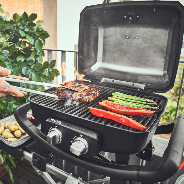 Grillszene Balkon mit zwei Grillzonen