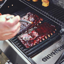 945509_946080_945516_946082_945526_946084_945535_946086_Grillszene it Fleisch auf dem Gusseisen Rost