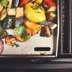 944503_944504_944505_Draufsicht Grillszene mit Gemüse und Fettablaufloch