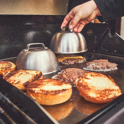 944503_944504_944505_Grillszene Burger Buns und Patties werden auf der Plancha angebraten