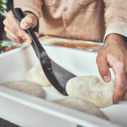 946592, 946593 Szene Pizza-Teigling wird mit dem Teigspachtel aus der Ballenbox entnommen