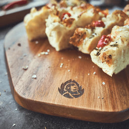 Tischszene Pizzabett mit Focaccia mit Logo