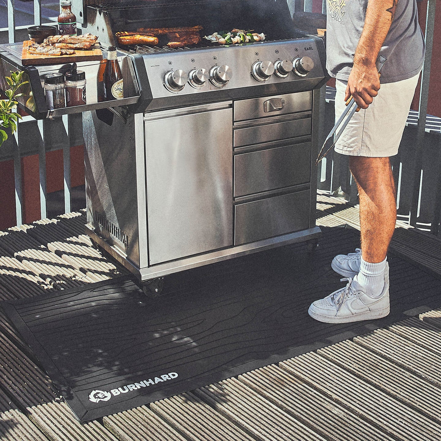 944708_ 944709 Grillszene mit Bodenschutzmatte unter Gasgrill