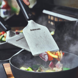 Grillszene Grillgemüse wenden mit beiden Tools