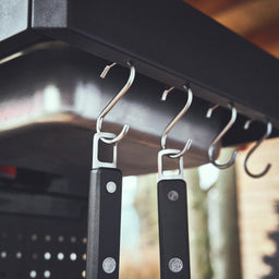 Detail Aufhängeösen für Aufbewahrung am Grill