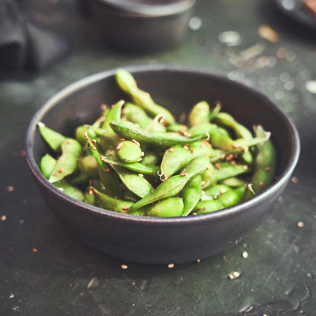 Tischszene Schüssel mit Edamame Bohnen gefüllt