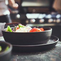 Tischszene Geschirrstücke mit ästhetisch angerichtetem Essen