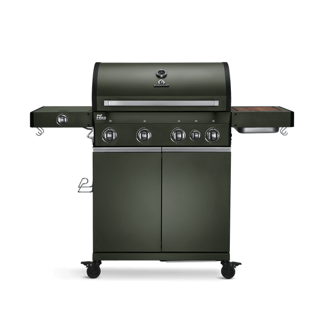 945638, 946140 Big FRED Deluxe 4-Brenner Gasgrill Green Edition frontal vor weißem Hintergrund 
