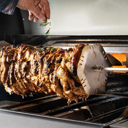945960_946701_946702_946703 Grillszene Döner gar auf dem Drehspieß aufgesteckt zwischen zwei Pressplatten