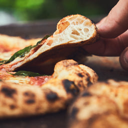 Moodbild Pizzastück dank perfekter Temperatur optimal aufgebacken