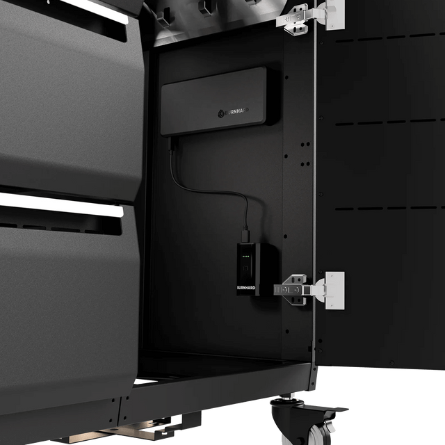 Powerbank magnetisch an Unterschrank befestigt